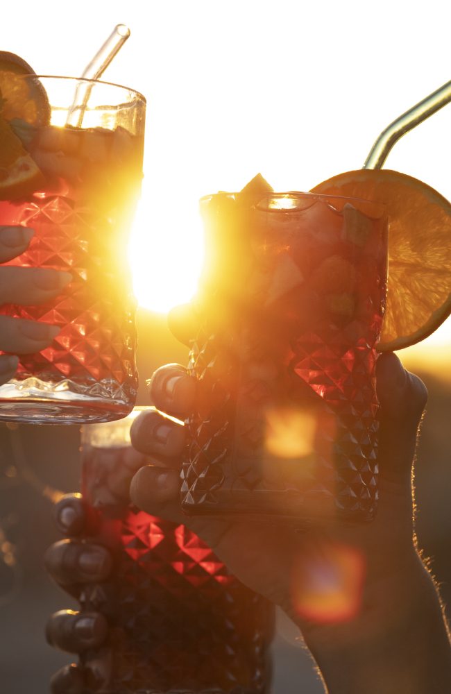 amici di vista laterale che tengono le bevande della sangria
