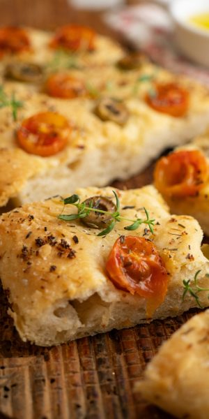 delizioso pane di focaccia fatto casa con pomodori e olive